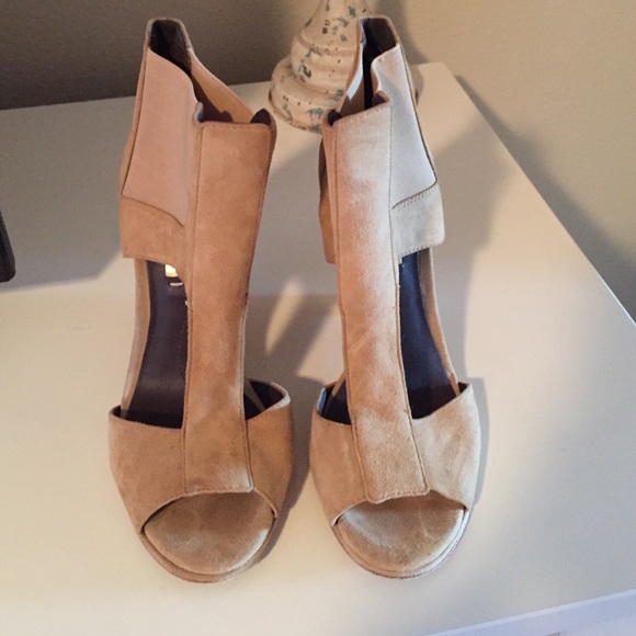 BCBG Wedge - Picture 1 of 4